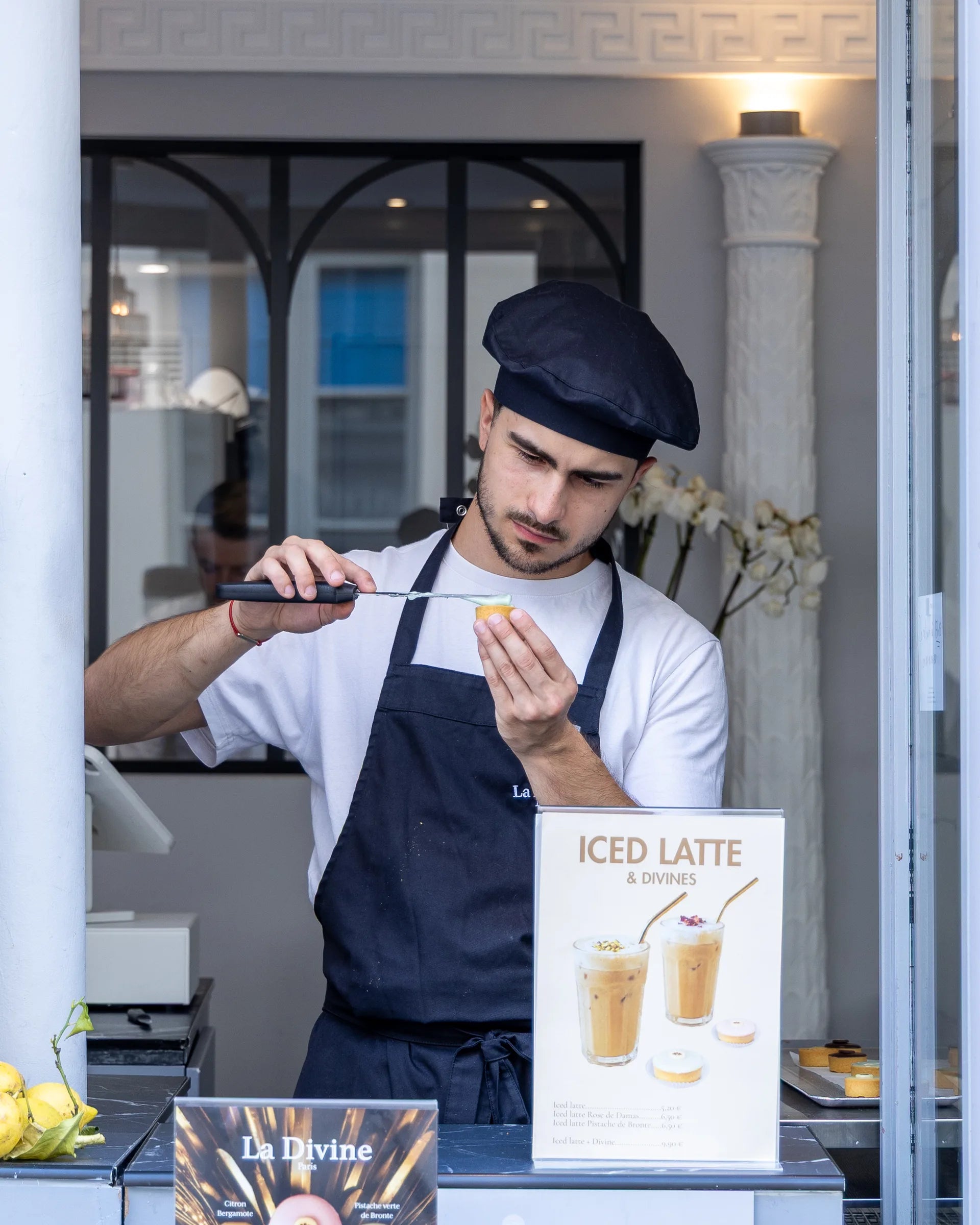 Le chef pâtissier façonnant une Divine à la main